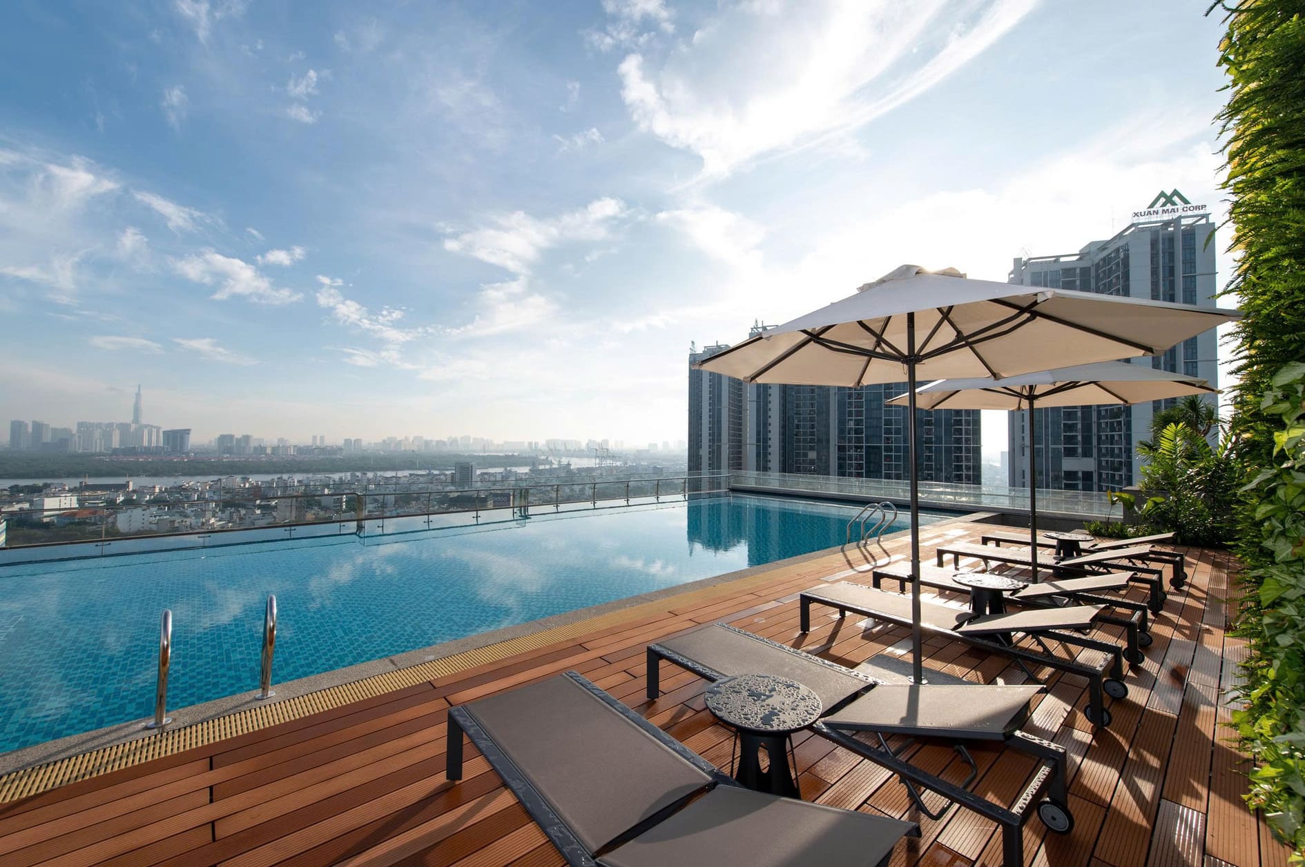 Hồ bơi tràn viền tại dự án Ascent Lakeside Quận 7