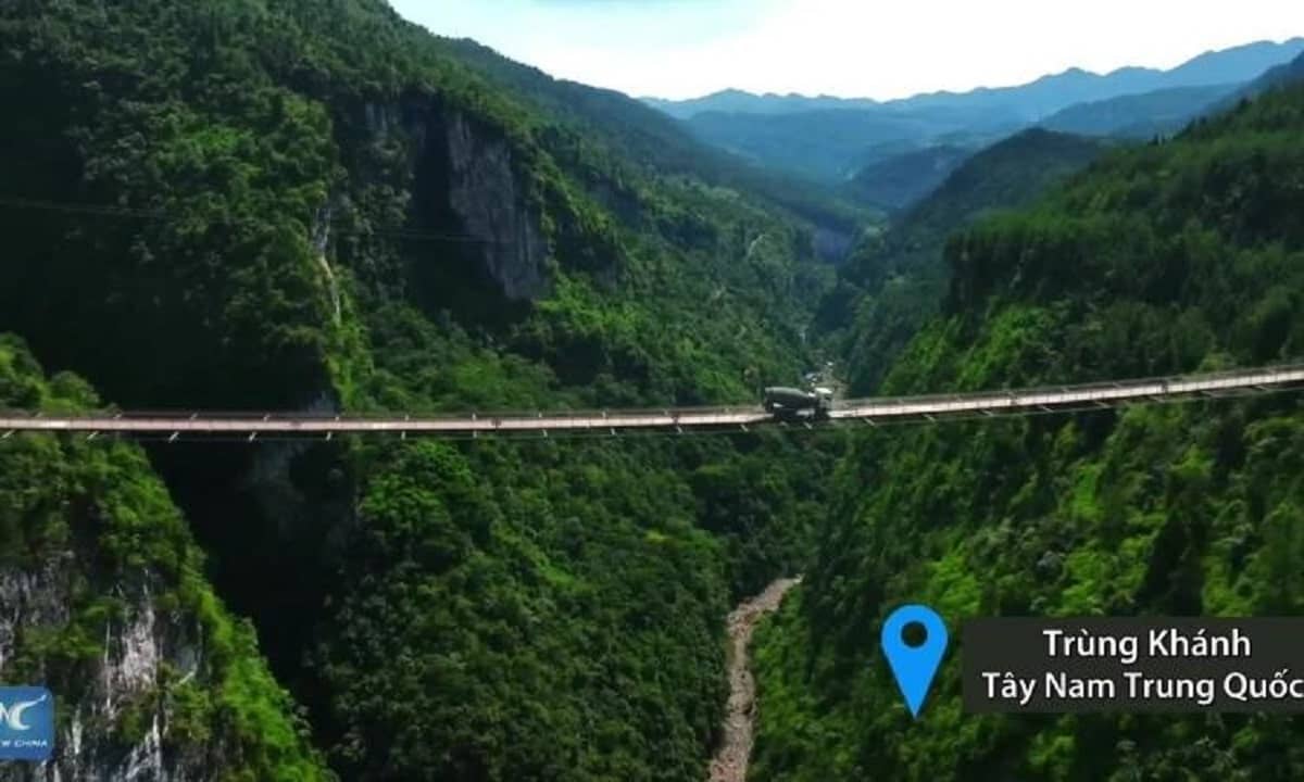 Cây cầu treo bằng dây xích tại Trung Quốc