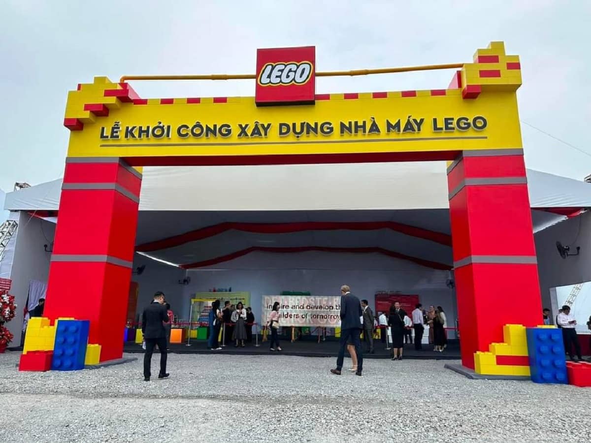 Le-khoi-cong-xay-dung-nha-may-Lego-min